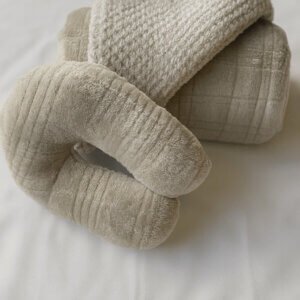 Set cobija y cojín cervical en beige natural