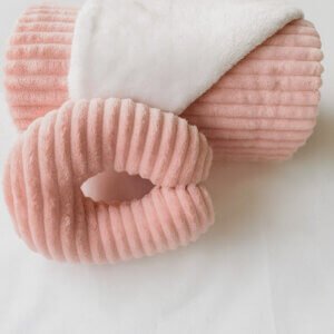 Set cobija y cojín cervical en coral suave