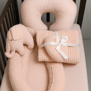 Set nido rosa con lunares blancos y accesorios