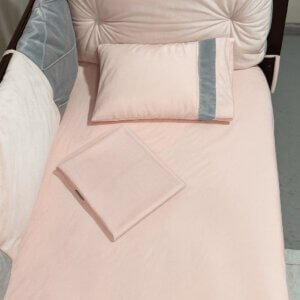 Sábana de cuna rosada en tela bramante