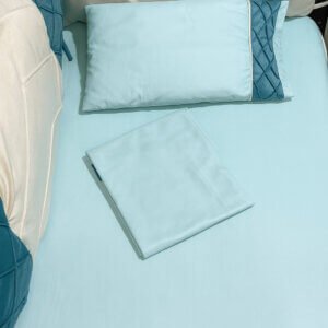 Sábana de cuna turquesa delicado en tela bramante